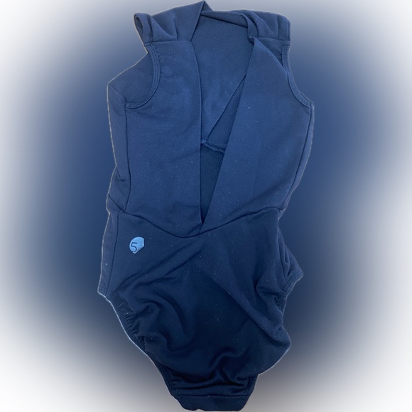 Five Dancewear cross leotard 
Black 
Child size medium (6) - Picture 2 of 2